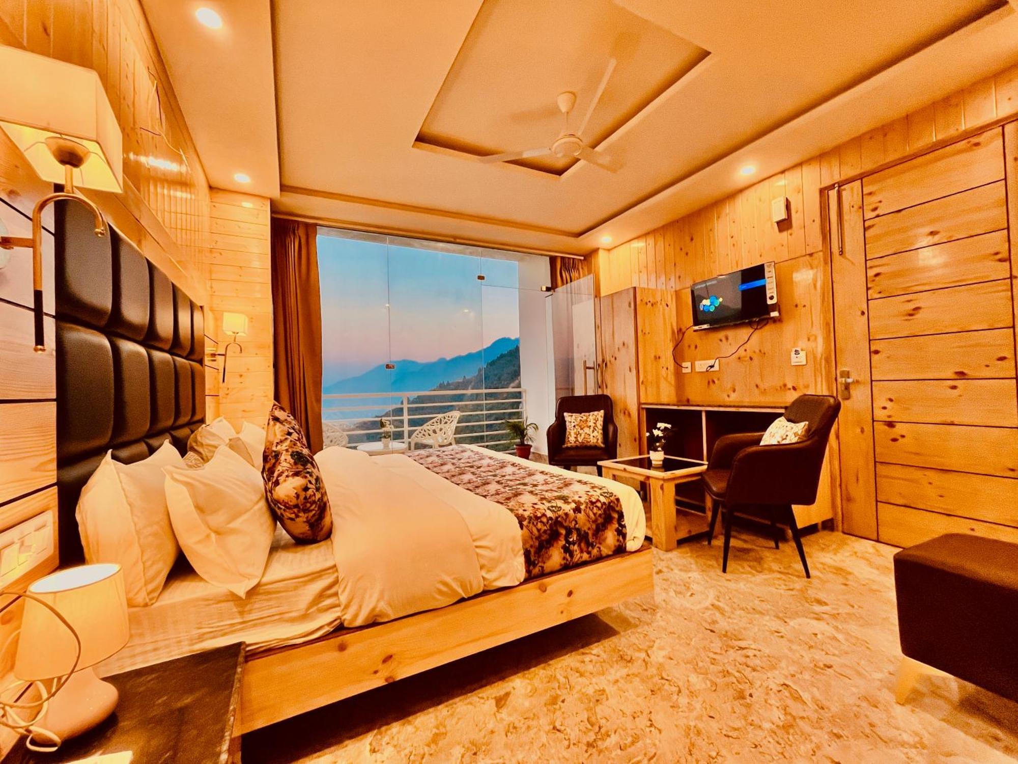 Hotel Classic Crown - #Scenic Mountain View #Open Terrace #Parking #Premium Rooms With Balcony #Guest Preferred #Best Selling Hotel In Mussoorie Eksteriør billede