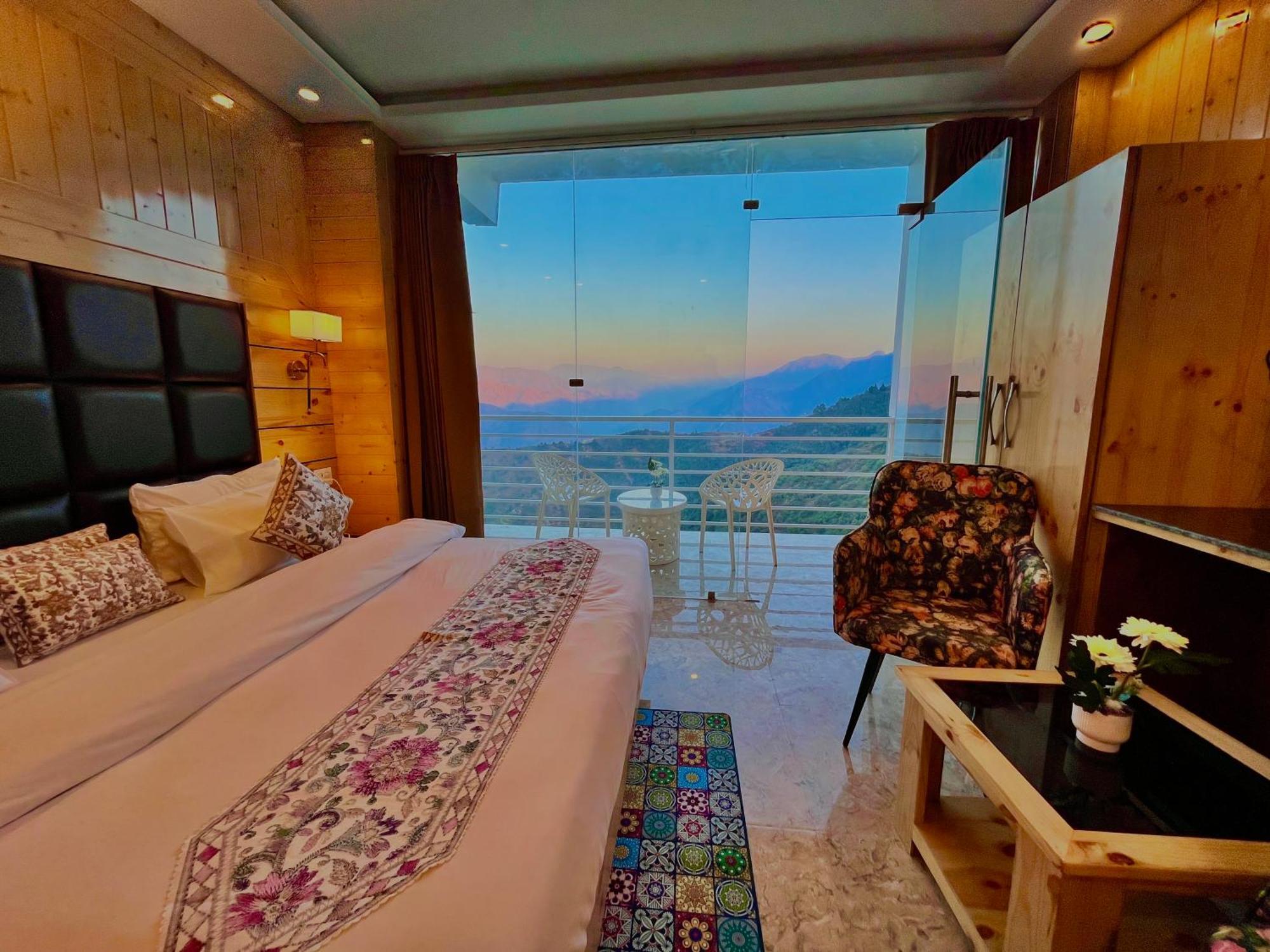 Hotel Classic Crown - #Scenic Mountain View #Open Terrace #Parking #Premium Rooms With Balcony #Guest Preferred #Best Selling Hotel In Mussoorie Eksteriør billede