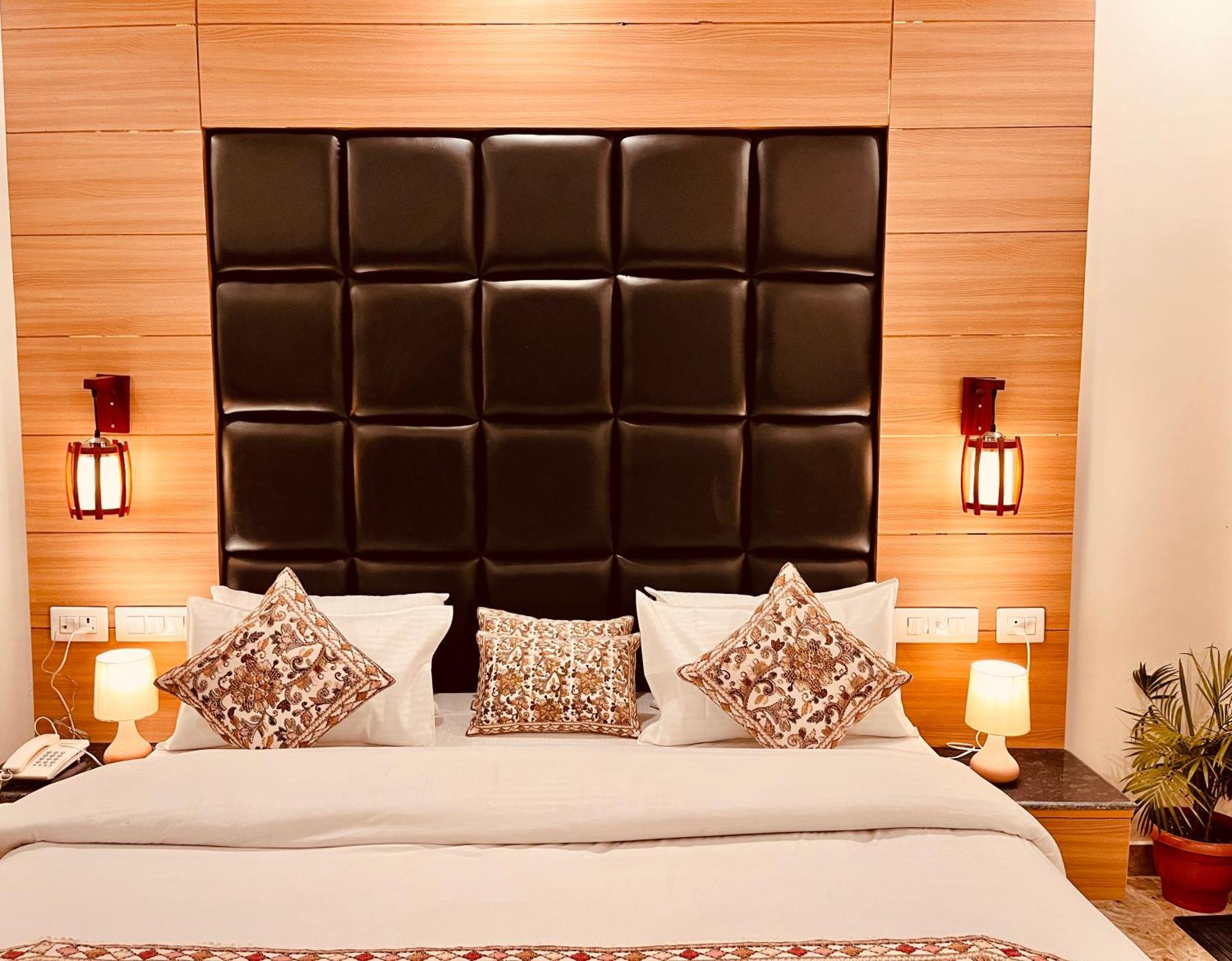 Hotel Classic Crown - #Scenic Mountain View #Open Terrace #Parking #Premium Rooms With Balcony #Guest Preferred #Best Selling Hotel In Mussoorie Eksteriør billede