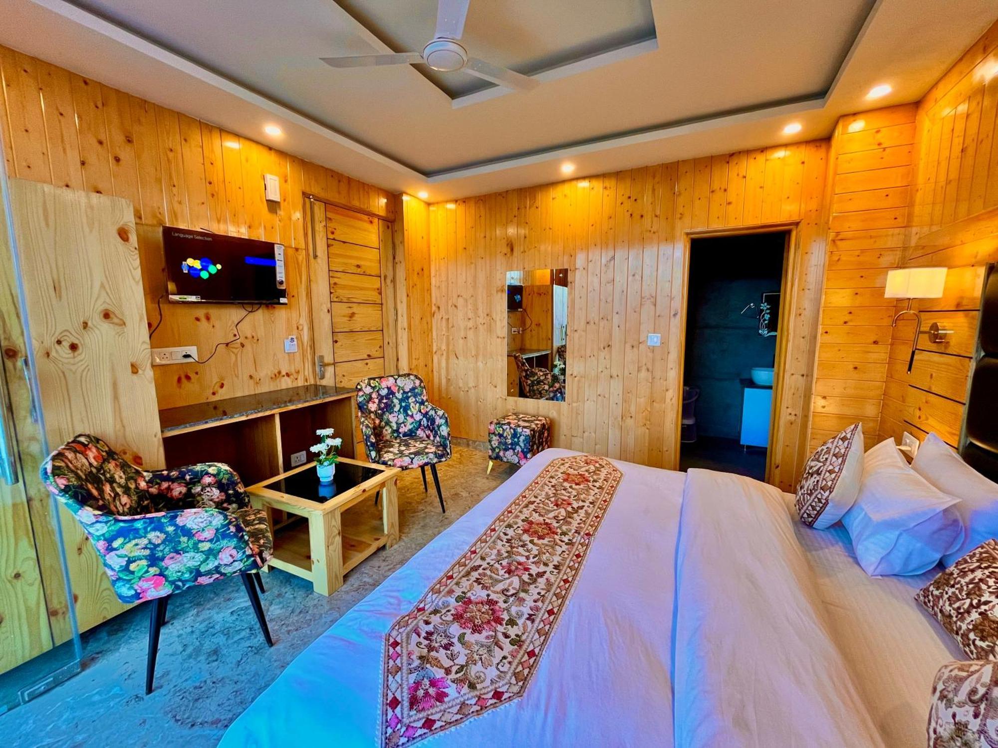 Hotel Classic Crown - #Scenic Mountain View #Open Terrace #Parking #Premium Rooms With Balcony #Guest Preferred #Best Selling Hotel In Mussoorie Eksteriør billede