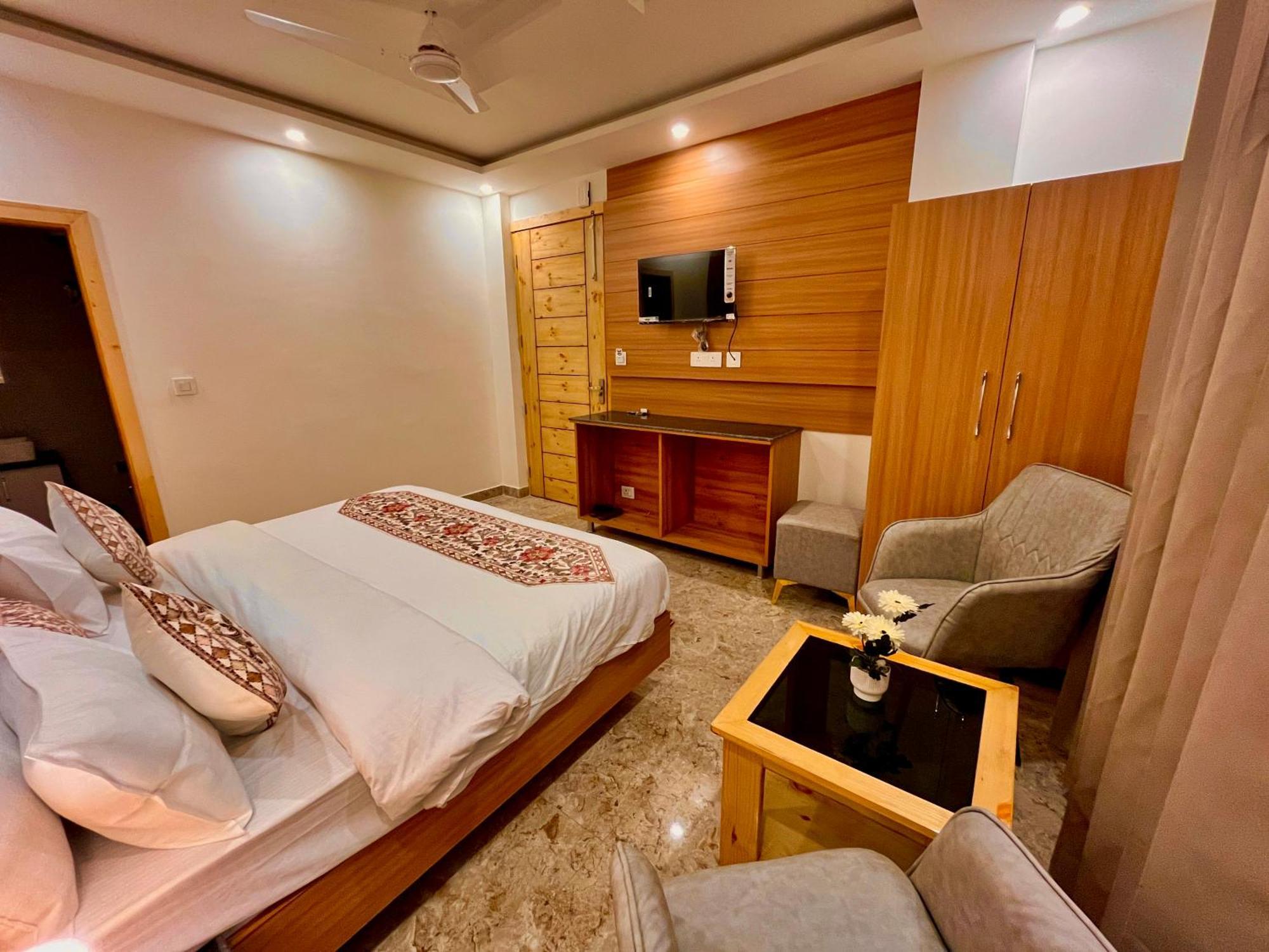 Hotel Classic Crown - #Scenic Mountain View #Open Terrace #Parking #Premium Rooms With Balcony #Guest Preferred #Best Selling Hotel In Mussoorie Eksteriør billede