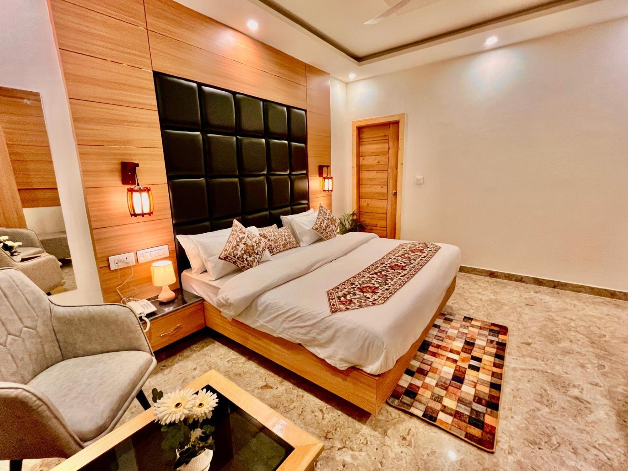 Hotel Classic Crown - #Scenic Mountain View #Open Terrace #Parking #Premium Rooms With Balcony #Guest Preferred #Best Selling Hotel In Mussoorie Eksteriør billede