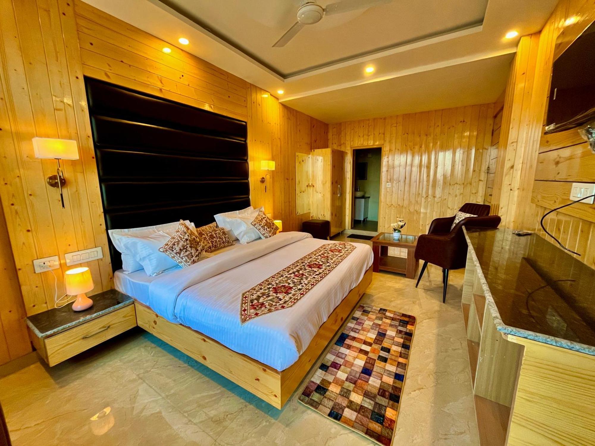 Hotel Classic Crown - #Scenic Mountain View #Open Terrace #Parking #Premium Rooms With Balcony #Guest Preferred #Best Selling Hotel In Mussoorie Eksteriør billede