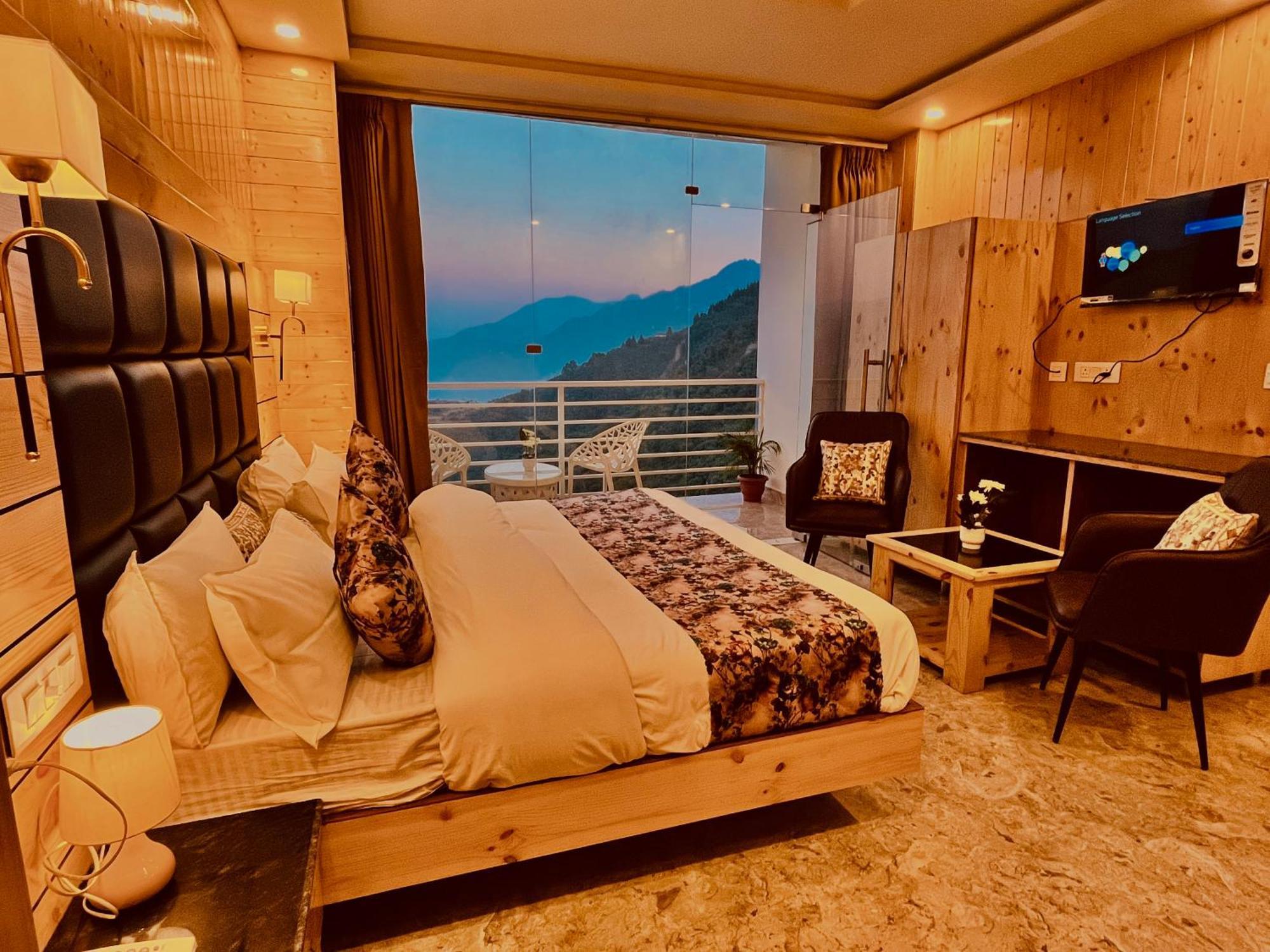 Hotel Classic Crown - #Scenic Mountain View #Open Terrace #Parking #Premium Rooms With Balcony #Guest Preferred #Best Selling Hotel In Mussoorie Eksteriør billede